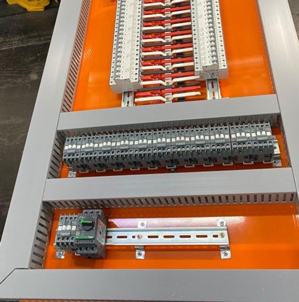 Montagem de painel elétrico em oficina